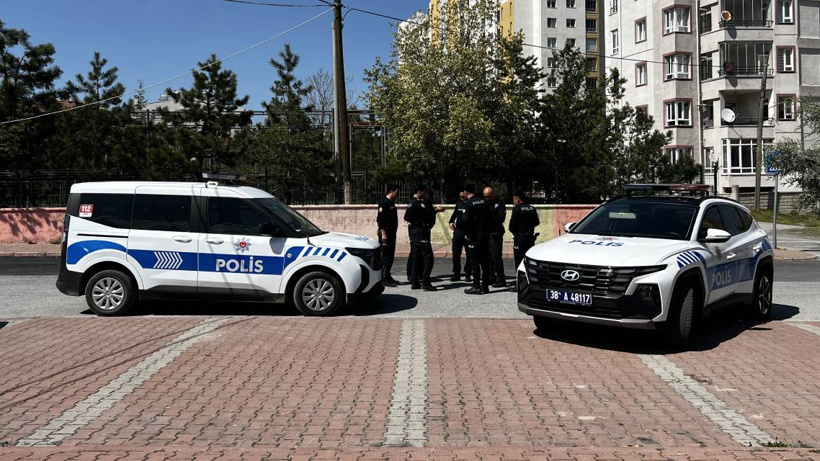 Uzaklaştırma kararı olan erkek okul önünde kadını bıçakladı