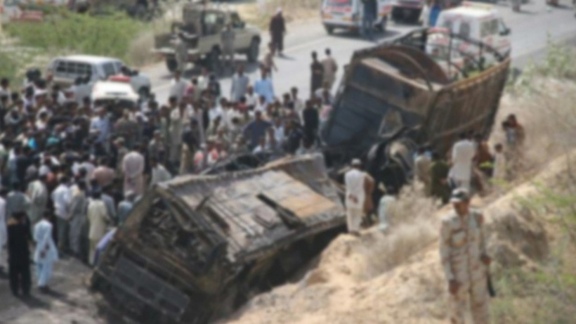 Pakistan'da kamyonet uçuruma devrildi: 13 ölü 20 yaralı