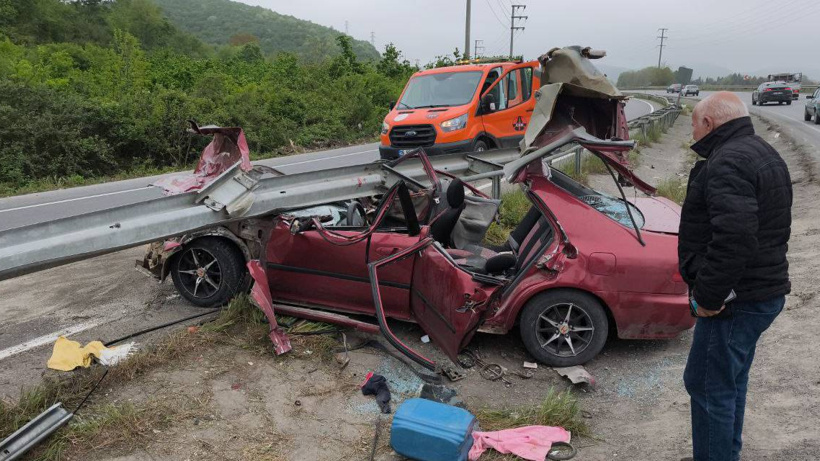 Otomobil bariyerlere saplandı: 2 kişi hastaneye kaldırıldı