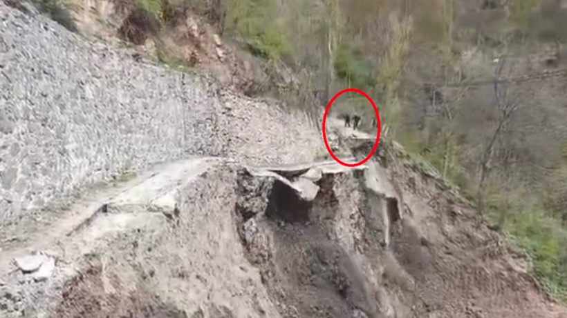 Dağın yamacı koptu! Son anda kurtuldular: Artvin'de herkesin bir kaza hakkı var