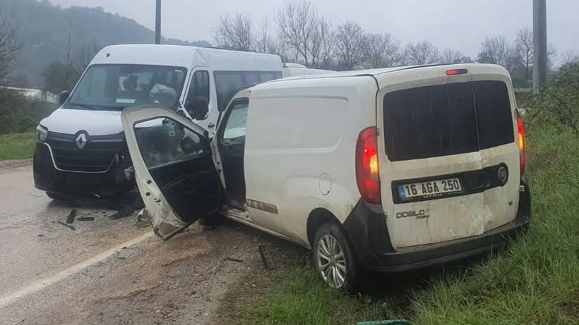 İşçi servisi ile ticari araç çarpıştı: 13 yaralı