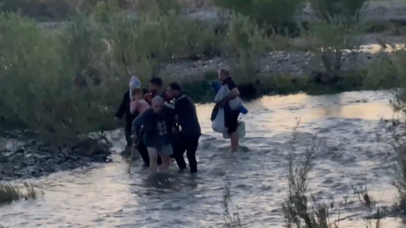 Piknik yapanlar suların yükselmesi ile ırmağın ortasında mahsur kaldı
