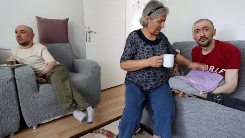 İki engelli oğluna 40 yıldır bakıyor