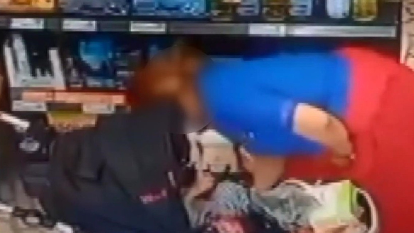Markette bebek arabalı hırsızlık kamerada! Ne bulduysa doldurdu