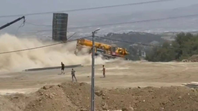 Şantiye sahasında freni patlayan vinç uçurumdan yuvarlandı