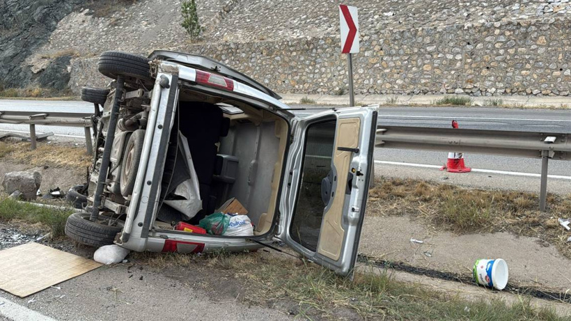 Bariyerlere çarpıp kanalda durdu: 80 yaşındaki yolcu hayatını kaybetti