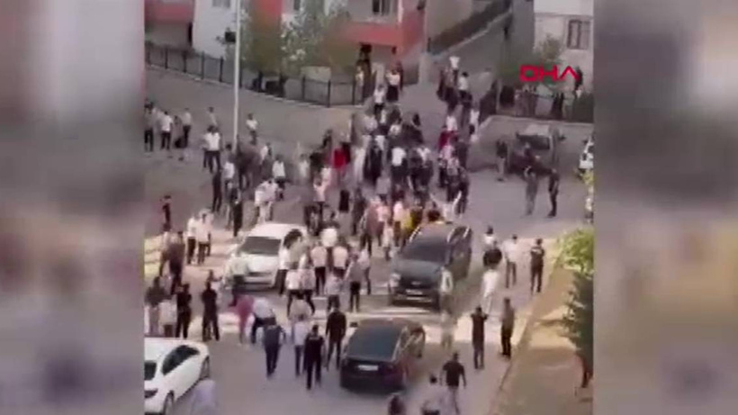 Çocukların kavgasına aileler de karıştı! Ortalık savaş alanına döndü