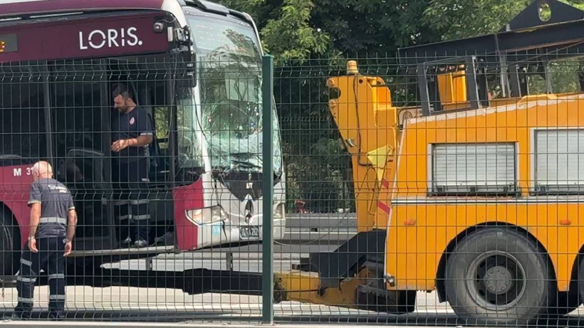 Esenyurt'ta metrobüs durakta bekleyen araca çarptı!