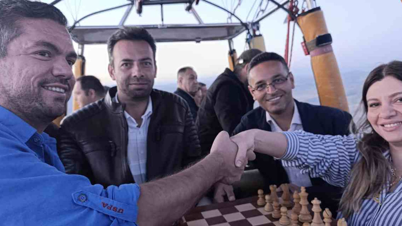 Kapadokya'da balona atladılar: 1500 metre yükseklikte satranç oynadılar