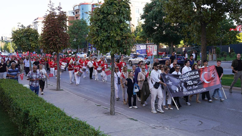 Eskişehir'de Zafer yürüyüşü: Vatandaş akın etti