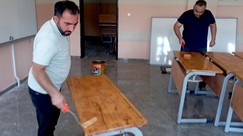 Sınıfları onarma işi de öğretmenlere kaldı: Müdürden teşekkür