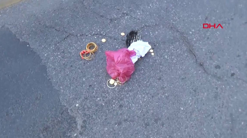 Polisleri görünce altın dolu poşeti atıp kaçtı