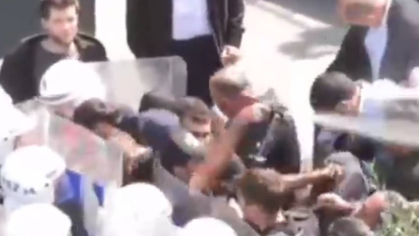 Vekilin gözüne biber gazı: "Emri siz mi verdiniz?"