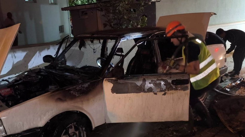 Park halindeki otomobil kontağı çalıştırılınca alev aldı