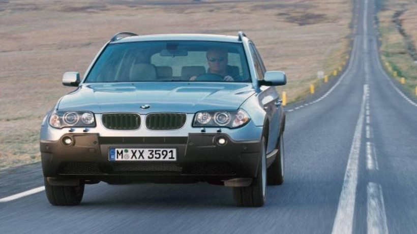 BMW logosunu sessiz sedasız değiştirdi: