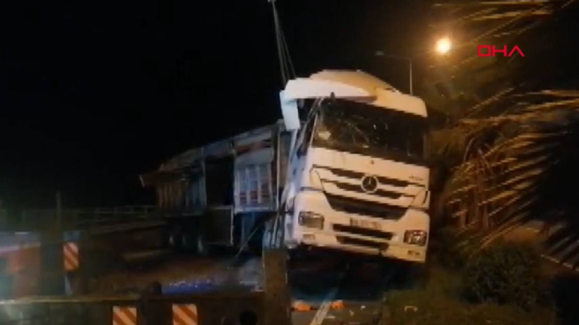 Karadeniz Sahil Yolu’nda TIR devrildi: 2 yaralı
