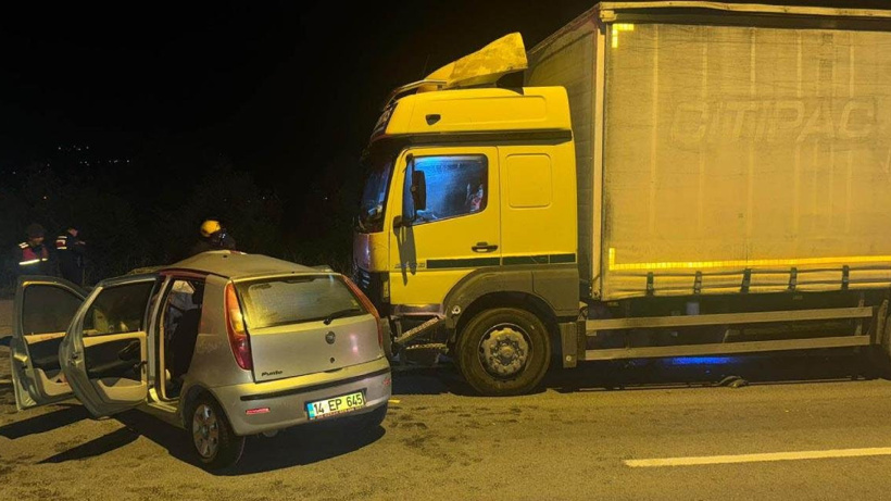 Bolu'da feci kaza: Kamyonun çarptığı otomobil sürücüsü hayatını kaybetti
