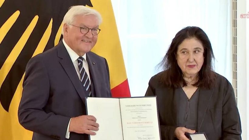 Almanya'dan yazar Emine Sevgi Özdamar’a Liyakat Nişanı