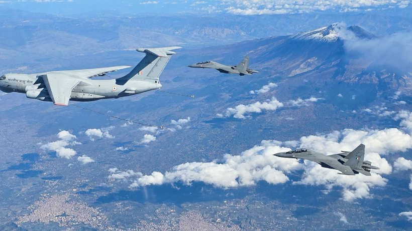 Hindistan'da orduya ait eğitim uçağı düştü: Pilot uçaktan atlamayı başardı