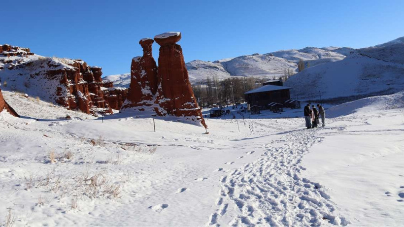 Erzurum'un Peri Bacalarına mevsimin ilk karı yağdı