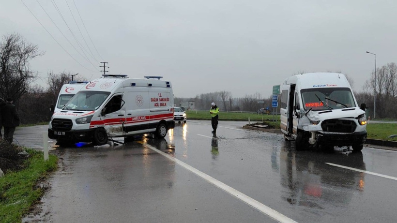 Sakarya'da feci kaza! 3'ü sağlıkçı 10 yaralı
