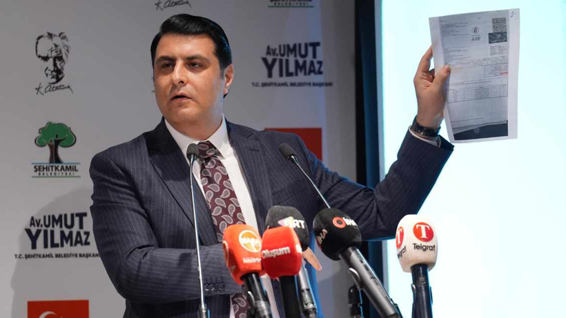 AKP'ye geçen Umut Yılmaz vatandaşı şikayet etti: Fotoğrafıma tekme attı