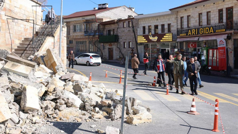 3 buçuk asırlık caminin istinat duvarı yerle bir oldu