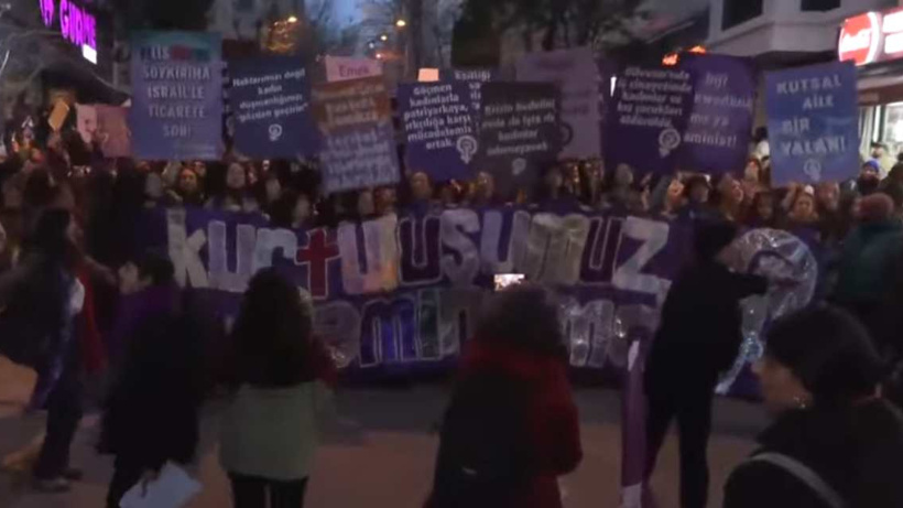 İstanbul'da 24. Feminist Gece Yürüyüşü: Kadınlar yasaklara rağmen bir araya geldi