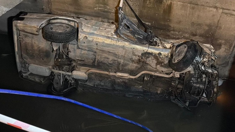 Otomobil 5 metre yükseklikten kanala düştü