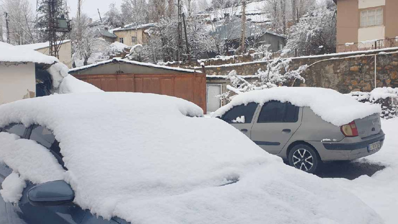 İki ilçede kar kalınlığı 10 santimetreyi buldu: Araçların üzeri beyaz örtüyle kaplandı