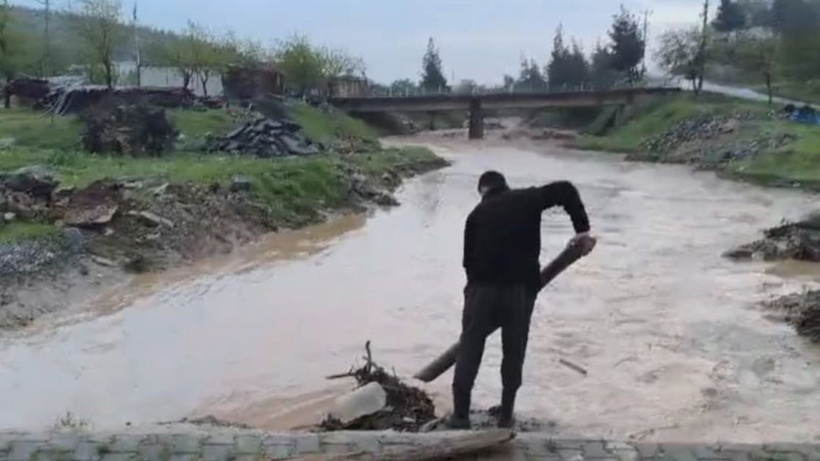 Gaziantep'te dereler taştı, yollar göle döndü