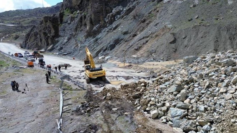 Uyarılara rağmen inşa edilen tesisin üstüne yol çöktü: 30 milyon euro toprak altında kaldı!