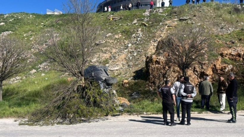 Faciadan dönüldü: El freni çekilmeyen araç şarampole uçtu