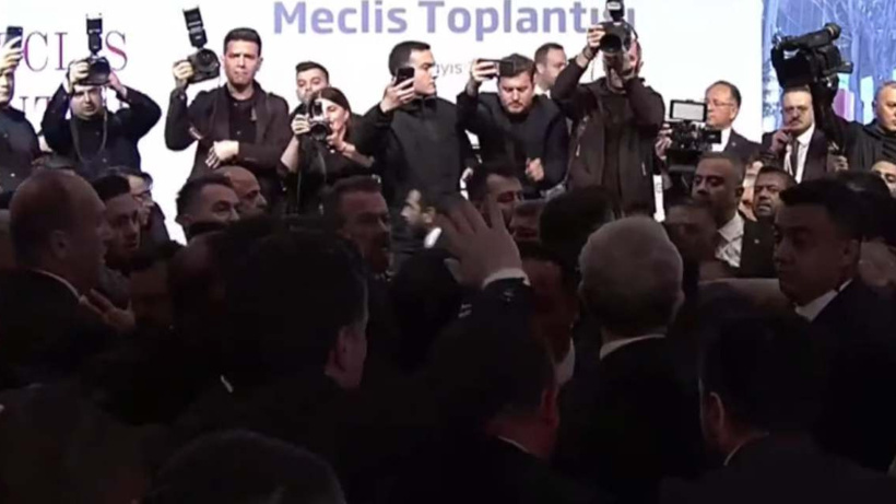 Son Dakika | Türkiye Belediyeler Birliği seçiminde arbede çıktı! İmamoğlu'nun mektubu okunurken birden ayaklandılar