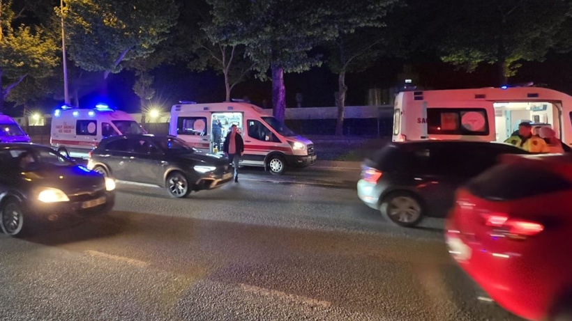 Kırmızı ışıkta bekleyen otomobile çarptı: 3 kişi hastanelik oldu