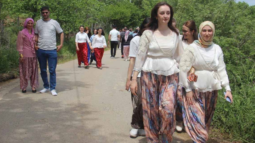 Evlenmek isteyen gençler bu yolda 1,5 kilometre yürüyerek nasiplerini aradılar