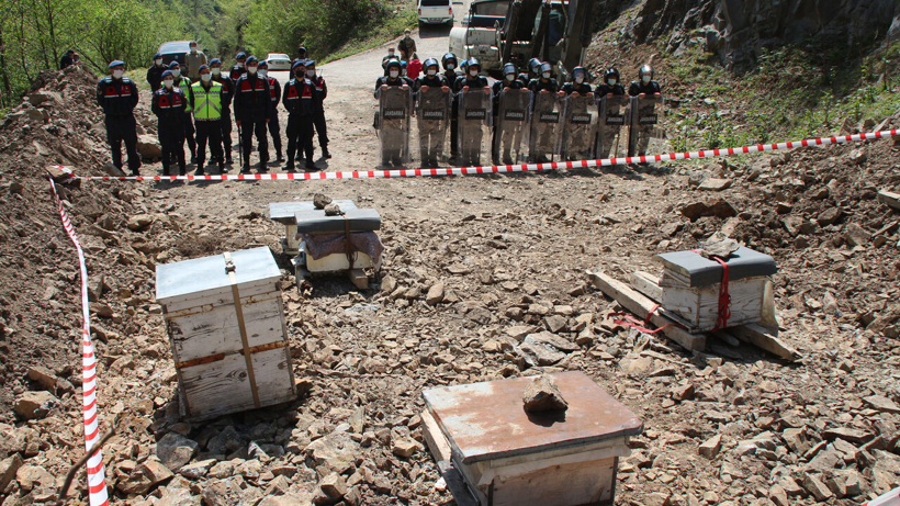 Köylüler arı kovanlarıyla yolu kesti: Taş ocağı istemiyoruz