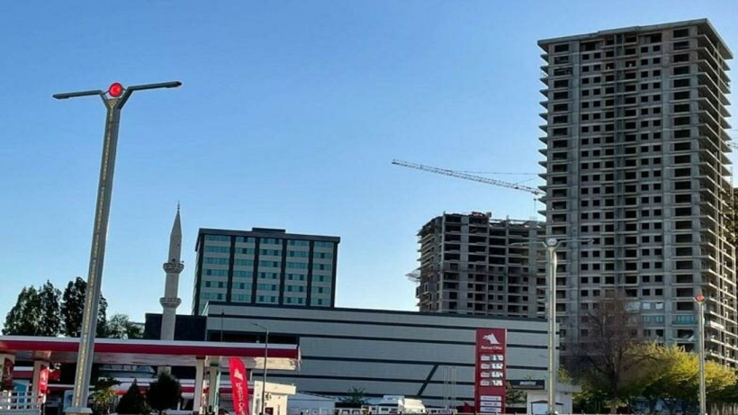 Deprem bölgesine 26 katlı bina inşaatı başlattılar