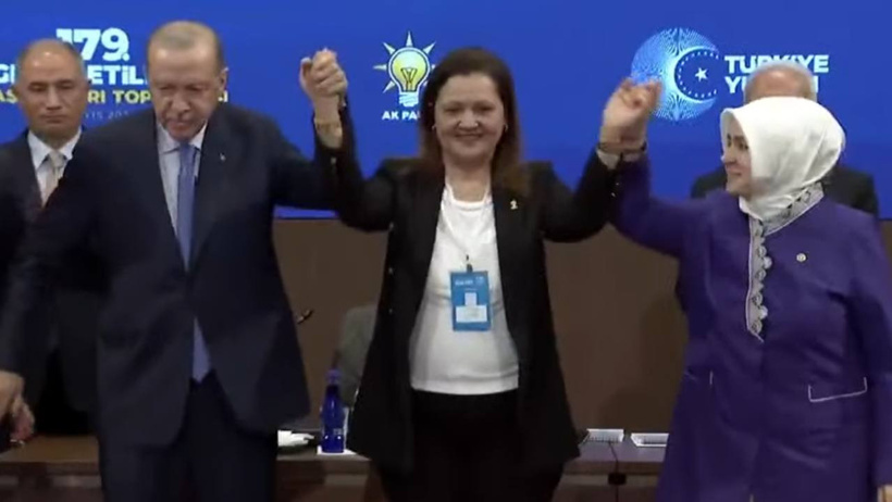 Son Dakika | Erdoğan'ın ırkçı faşist dediği Burcu Köksal'a AKP rozeti takıldı! Hemen polemiğe girdi - Resim : 1