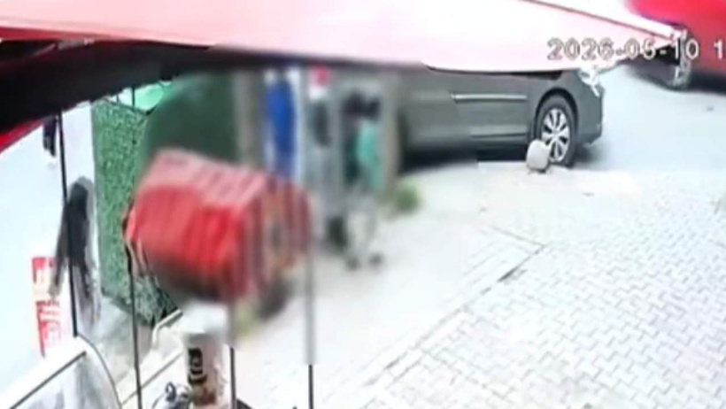 İki çocuk sokak ortasında kedi bıçakladı: Müdahale eden esnafı da tehdit ettiler - Resim : 1