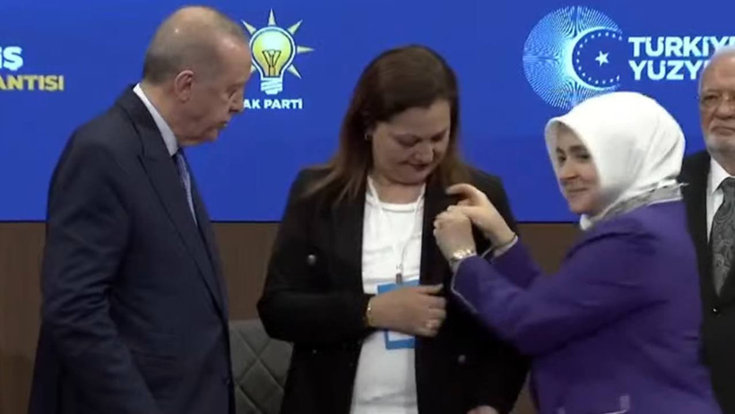 Son Dakika | Erdoğan'ın ırkçı faşist dediği Burcu Köksal'a AKP rozeti takıldı! Hemen polemiğe girdi - Resim : 2