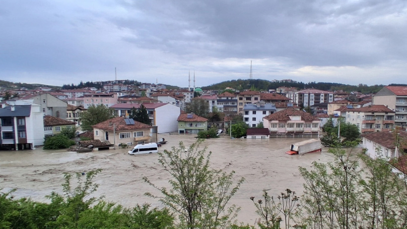Bir tırın yaşanan selde su altında kaldığı anlar görüntülendi