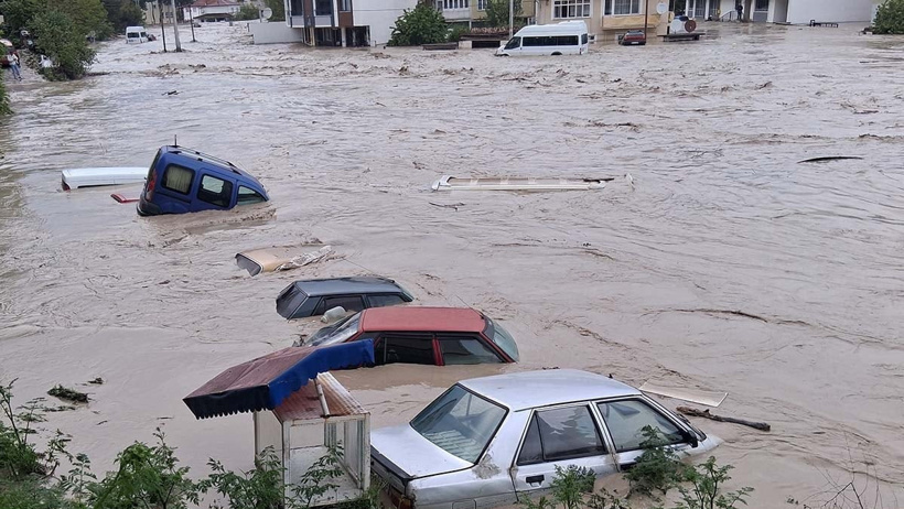 Sel felaketi yaşanan ilde araçlar su altında kaldı