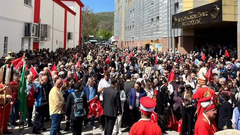 Taze AKP'li Burcu Köksal İzmir marşıyla kazandığı Afyonkarahisar'a mehterle döndü! - Resim : 1