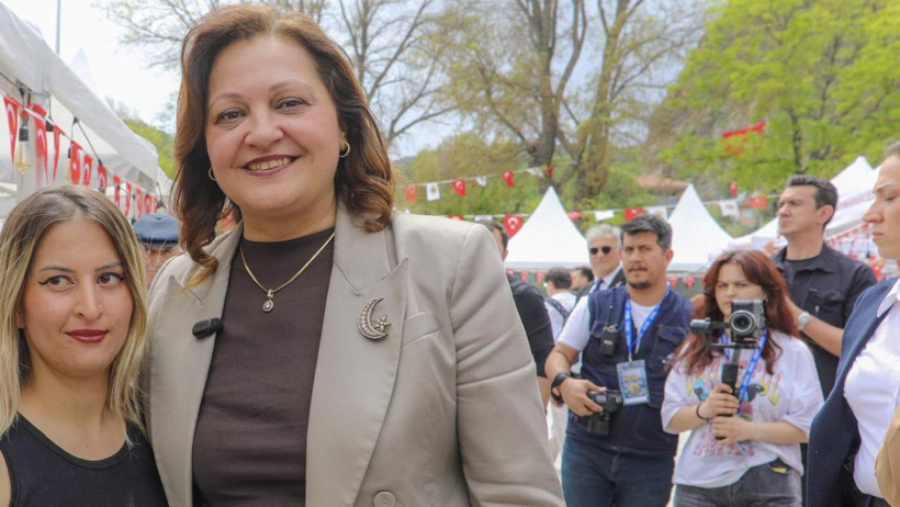 Burcu Köksal sokağa çıktı ama koruma perdesinin ardında - Resim : 1