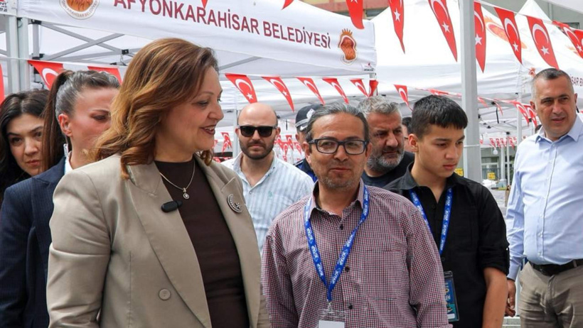 Burcu Köksal sokağa çıktı ama koruma perdesinin ardında - Resim : 6
