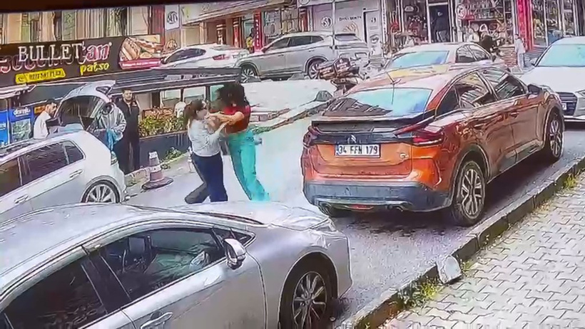 Fenomen Hülya Sönmez trafikte dehşet saçtı! Kadın sürücüye kafa attı: O anlar anbean görüntülendi - Resim : 4