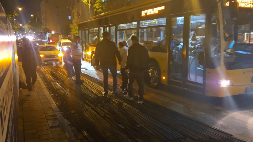 İnşaat demiri İETT'yi delip kadın yolcuya saplandı - Resim : 2