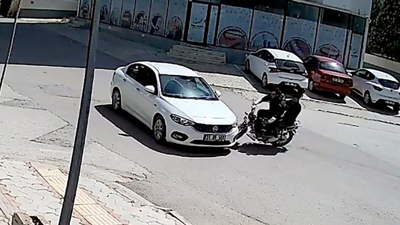 Otomobile çarpıp takla attılar: Motosiklet kazası kamerada - Resim : 2