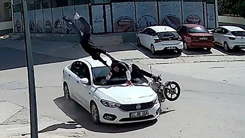 Otomobile çarpıp takla attılar: Motosiklet kazası kamerada - Resim : 3